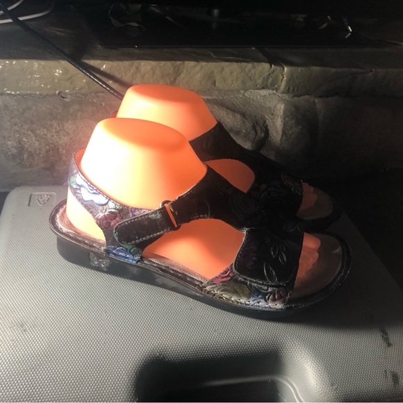 Alegria VIK-839 women's multi color embossed leather sandal Size 38/7.5US - Picture 5 of 14